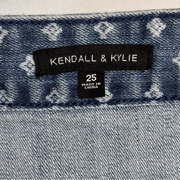 Kendall & Kylie | Geometric Print Button-Front Denim Mini Skirt | 25 - Picture 5 of 6